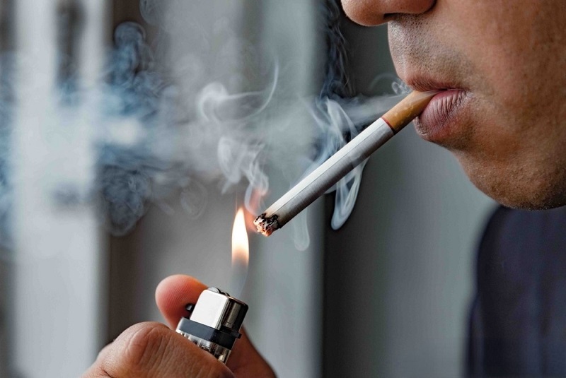 男子每天狂吸40根烟导致脑中风险致命，吸烟对健康有哪些危害？