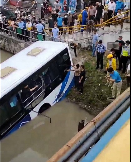 司机昏迷，上海公交车冲入河中！需要久坐的上班族要注意了！